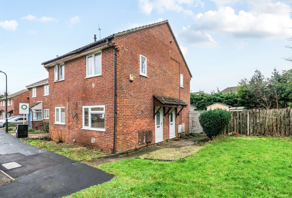 Property photo 1 of 16 1402821-10-696Fb4...