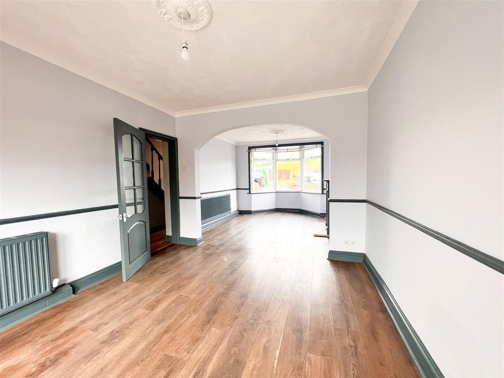 Property photo 3 of 11 Lounge