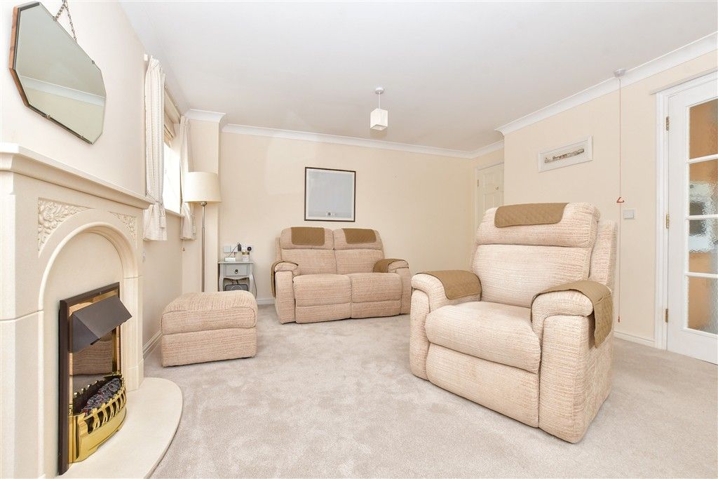 Property photo 3 of 8 Lounge