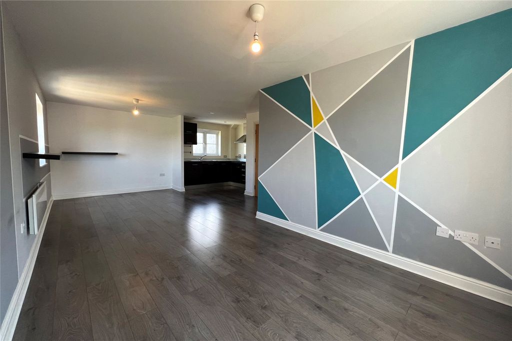 2 bed flat for saleWoking, Surrey GU21 photo 4