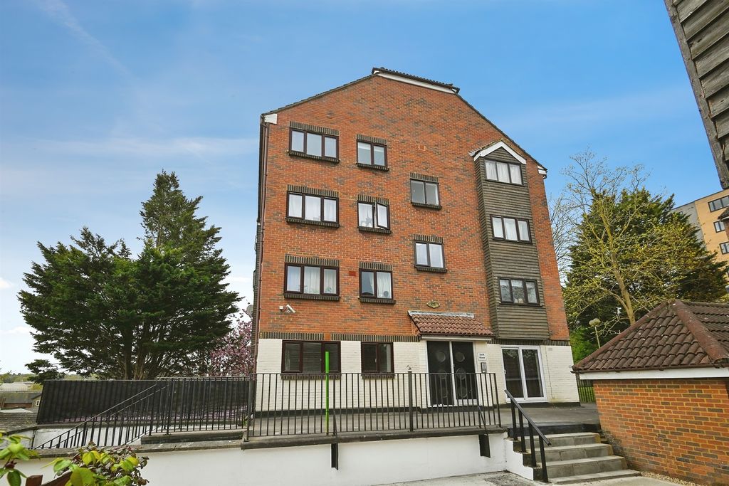 Property photo 1 of 11