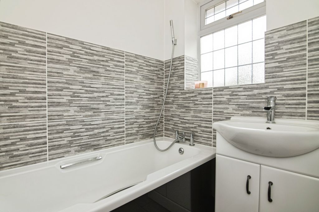Property photo 3 of 20 Bathroom