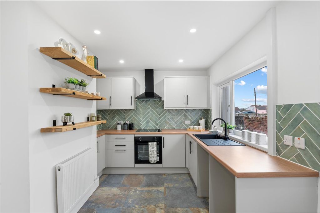 Property photo 2 of 20 Kitchen