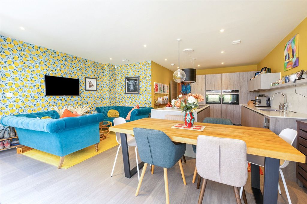 Property photo 3 of 14 Family/Dining