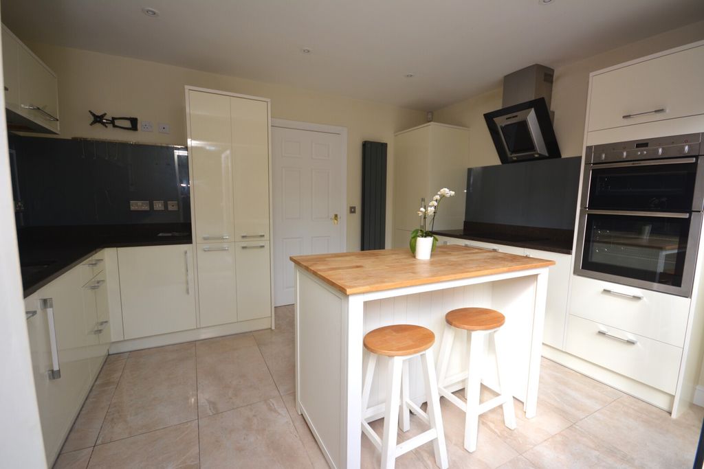 Property photo 3 of 14 Kitchen