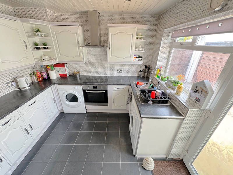 Property photo 3 of 31 Kitchen