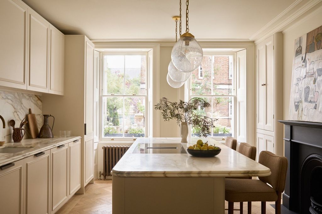Property photo 3 of 11 Kitchen