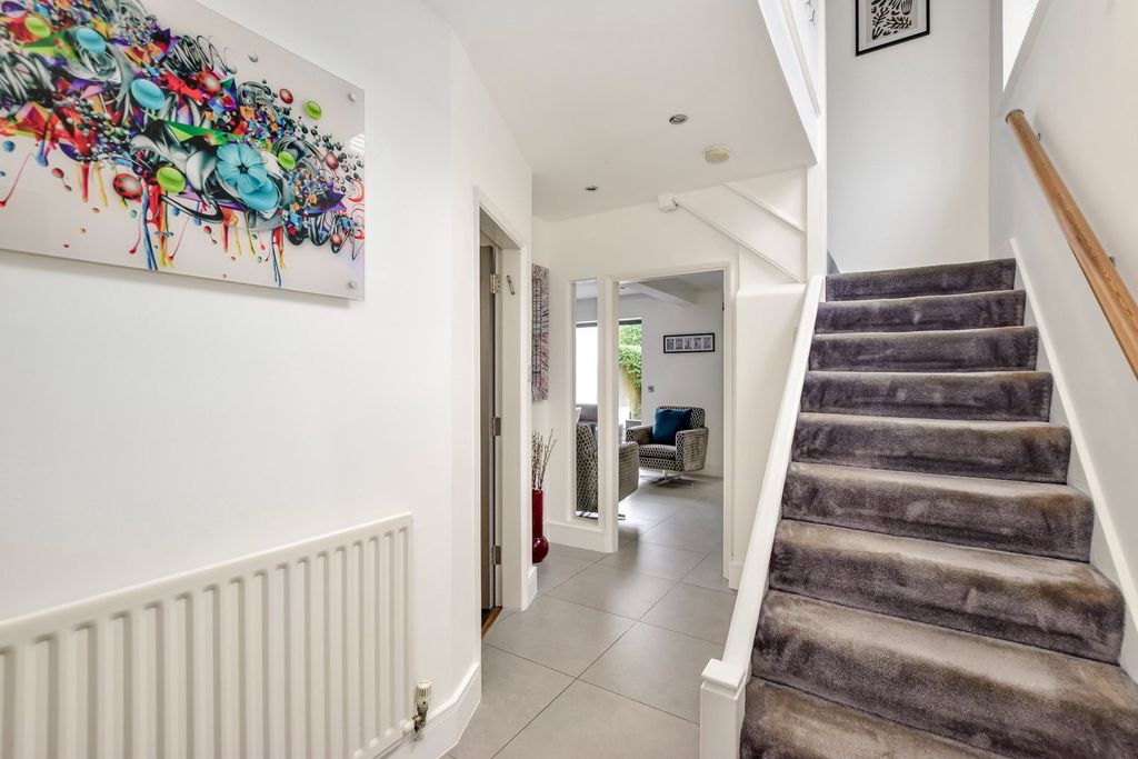Property photo 2 of 31