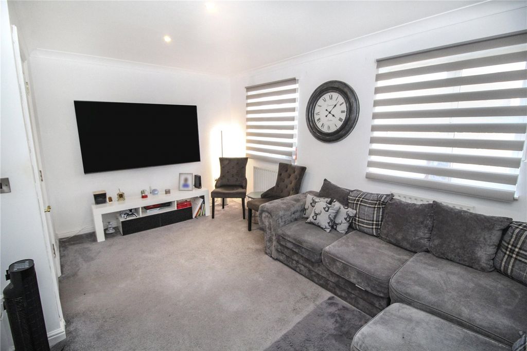 Property photo 3 of 18 Living Room