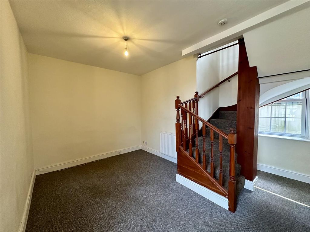 Property photo 2 of 12 Lounge