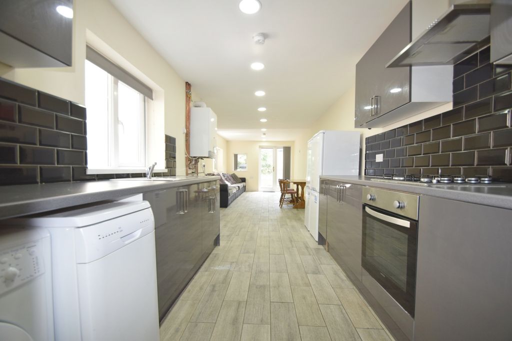 Property photo 1 of 14 Photo 4