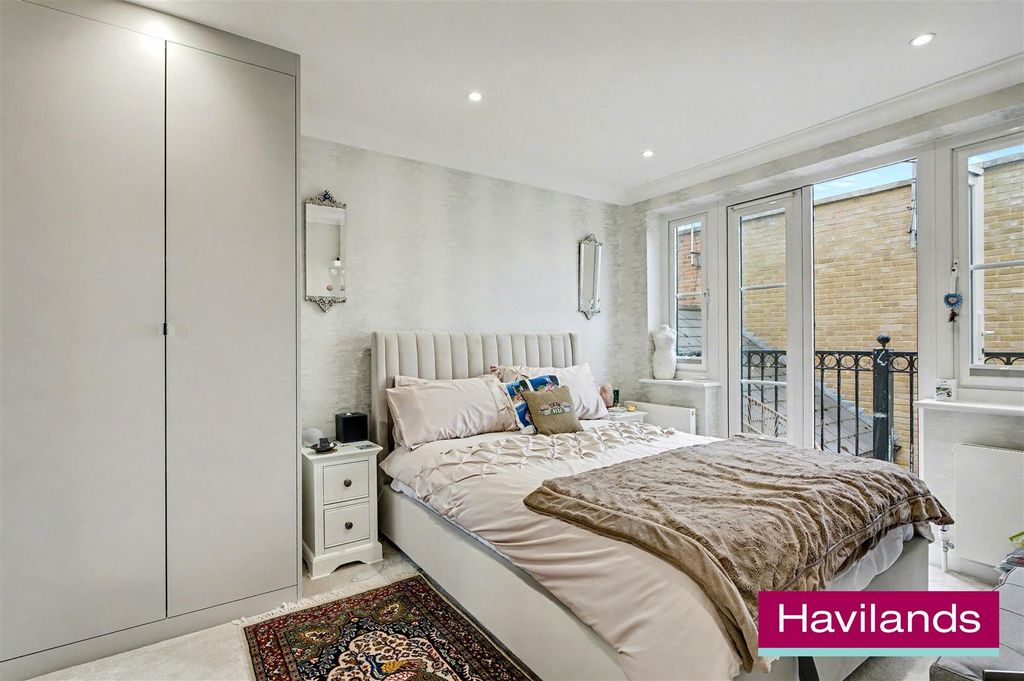 Property photo 3 of 20 Fountain Court-2.Jpg