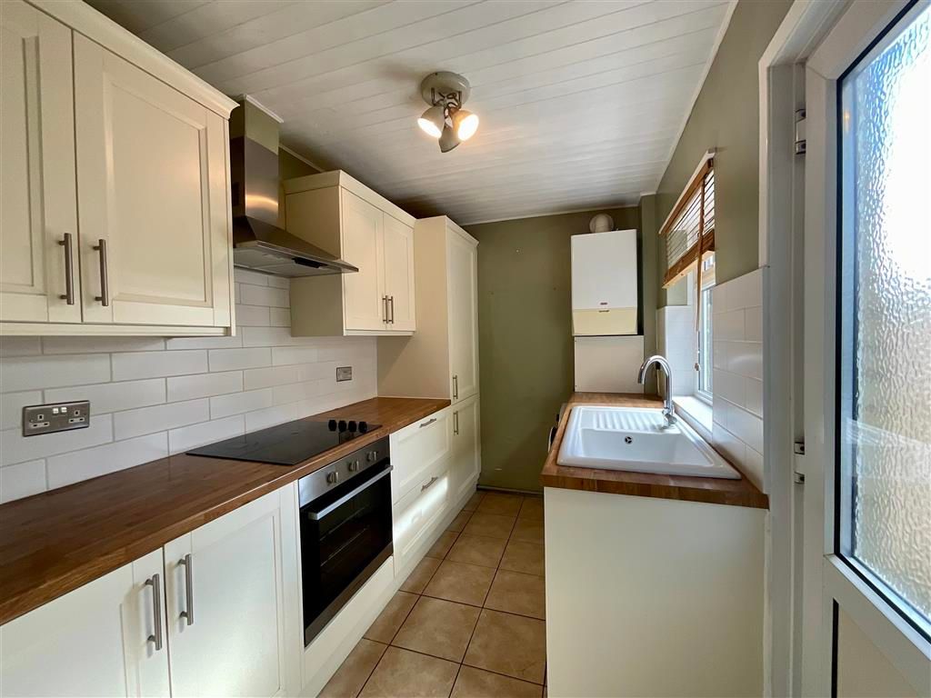 Property photo 3 of 10 Kitchen