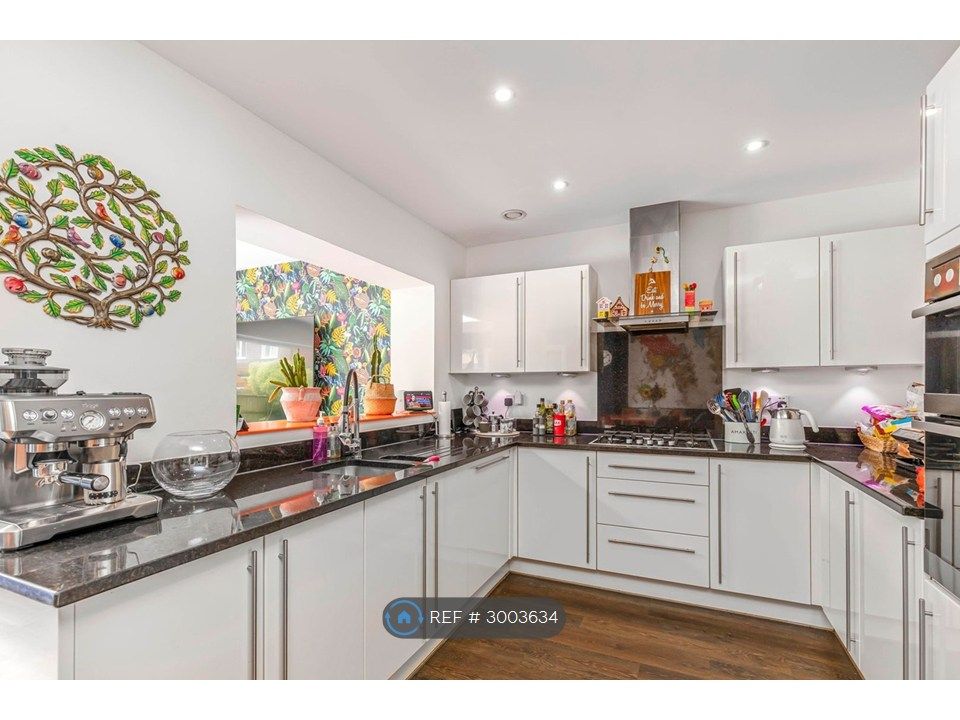 Property photo 3 of 16 Kitchen