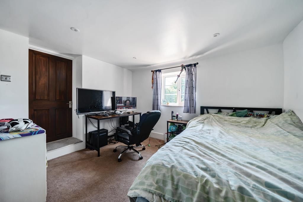 Property photo 2 of 17 Bedroom