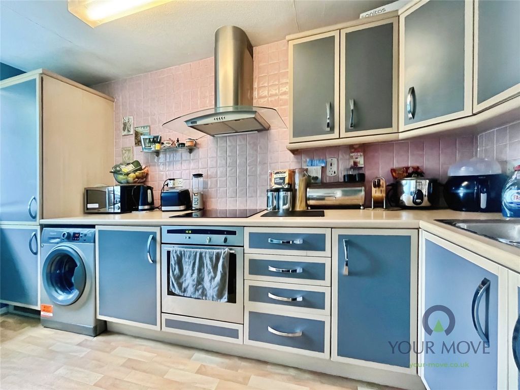 Property photo 2 of 11 Kitchen