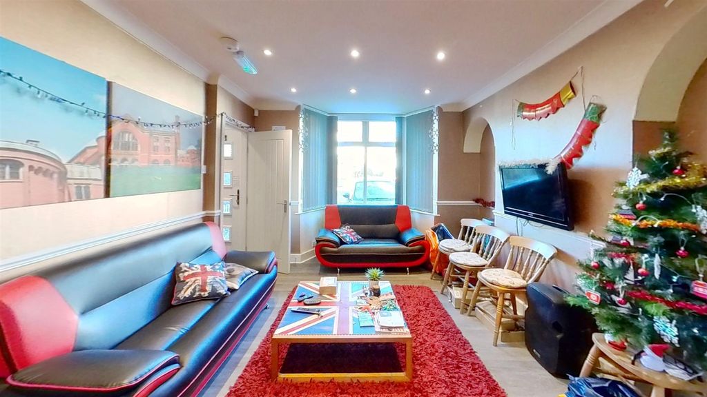 Property photo 1 of 11 15-Tealby-Grove-Livi