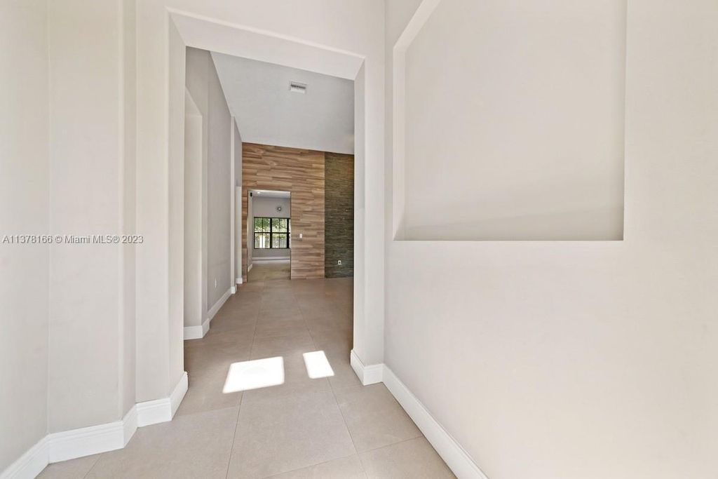 Property photo 3 of 36 <Alttext/>