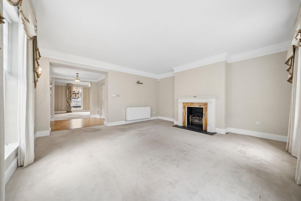 Property photo 3 of 21 Living Room
