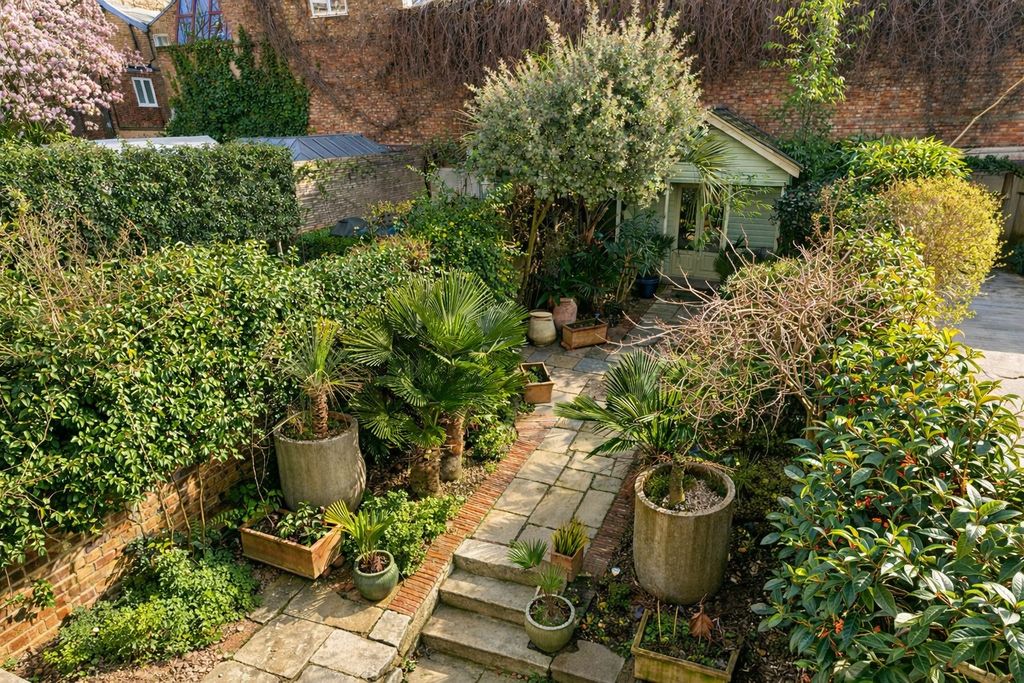 Property photo 1 of 12 Garden