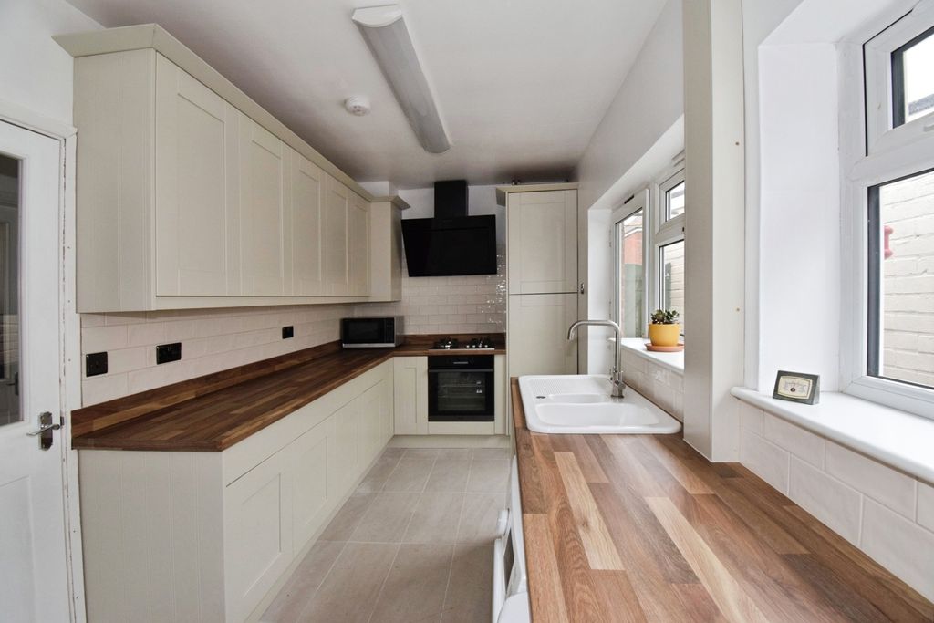 Property photo 3 of 17 Kitchen