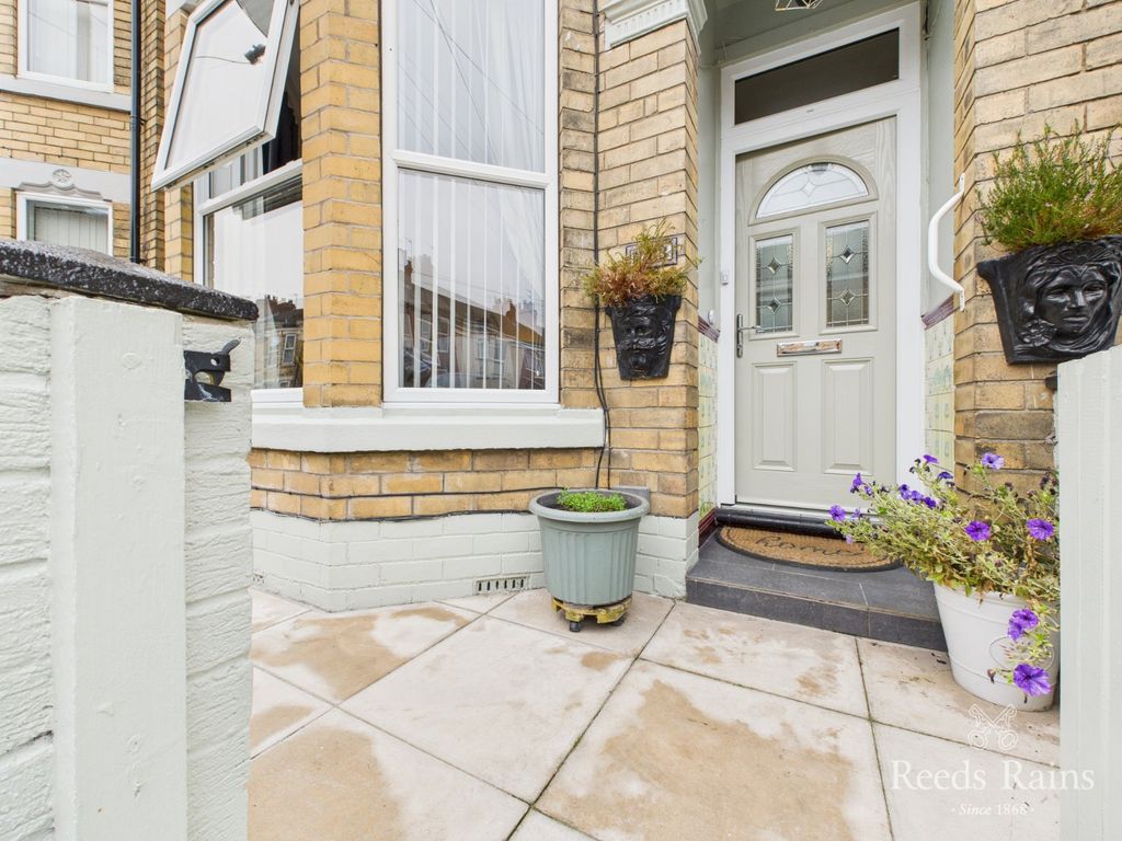 Property photo 1 of 25 Front Forecourt
