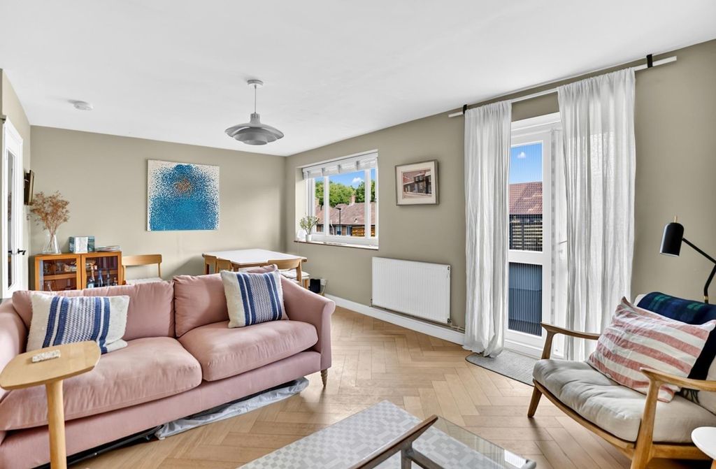 Property photo 1 of 12 Monclar Lounge Jitter.Jpg