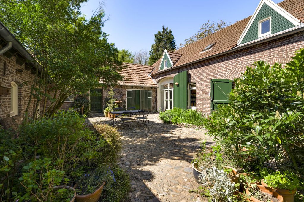 Property photo 3 of 105