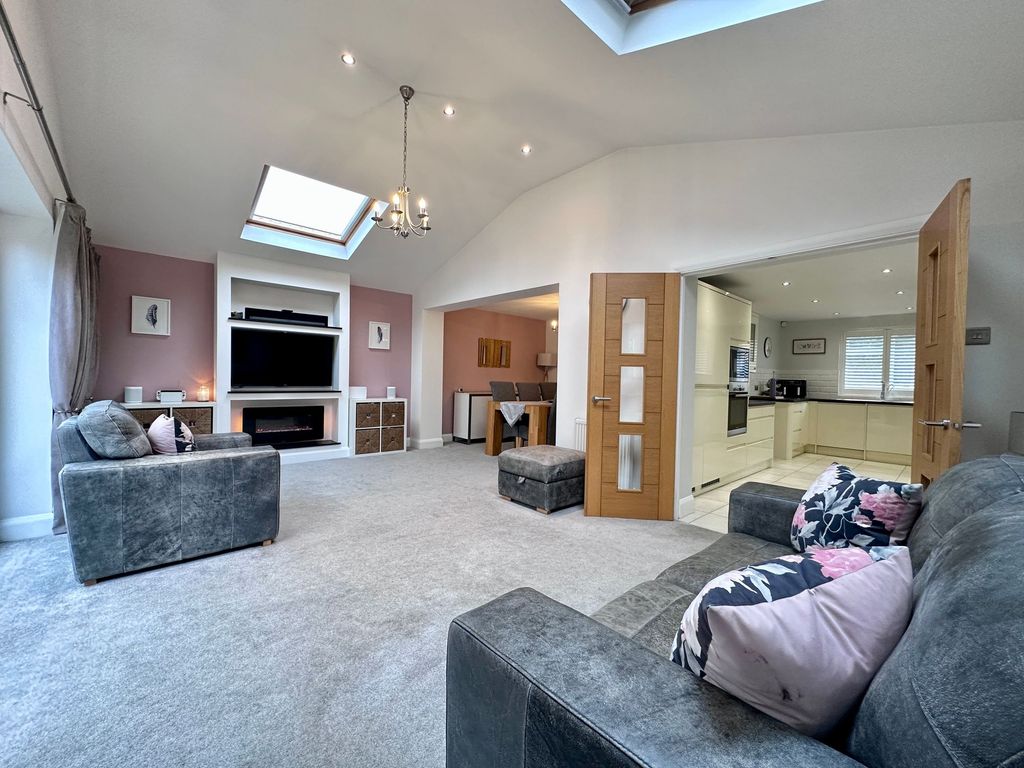 Property photo 3 of 19 Lounge