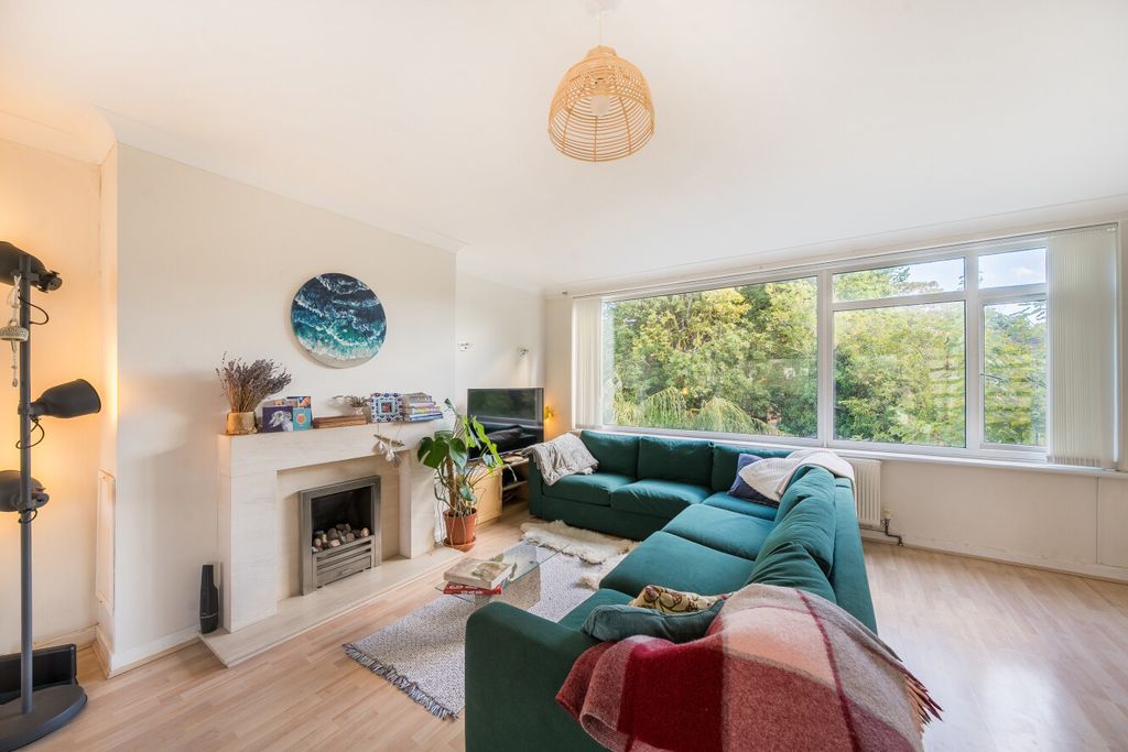 Property photo 2 of 17 1516079-7-6Aa034c...