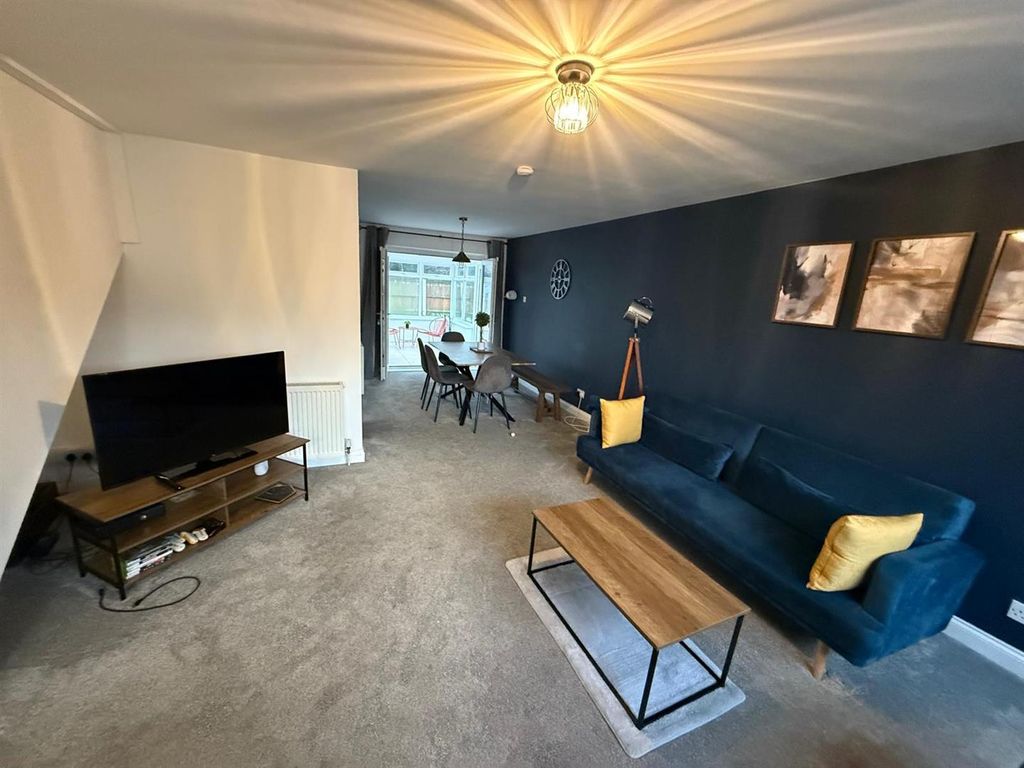 Property photo 3 of 27 Living Room 0.2