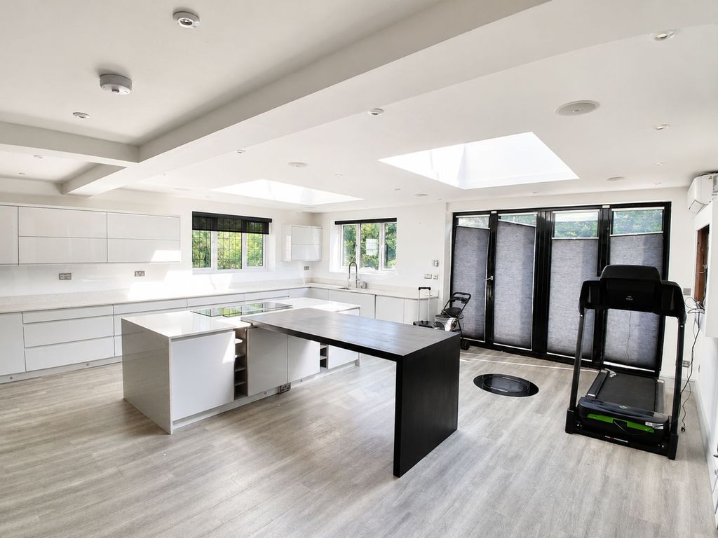 Property photo 3 of 33 Kitchen