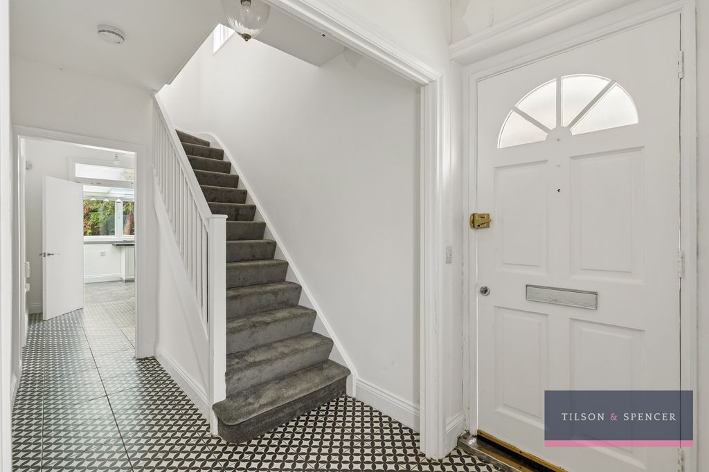 Property photo 3 of 17 010920267_Tils_75 Henningham Road _N17 7Bb_006_Wm