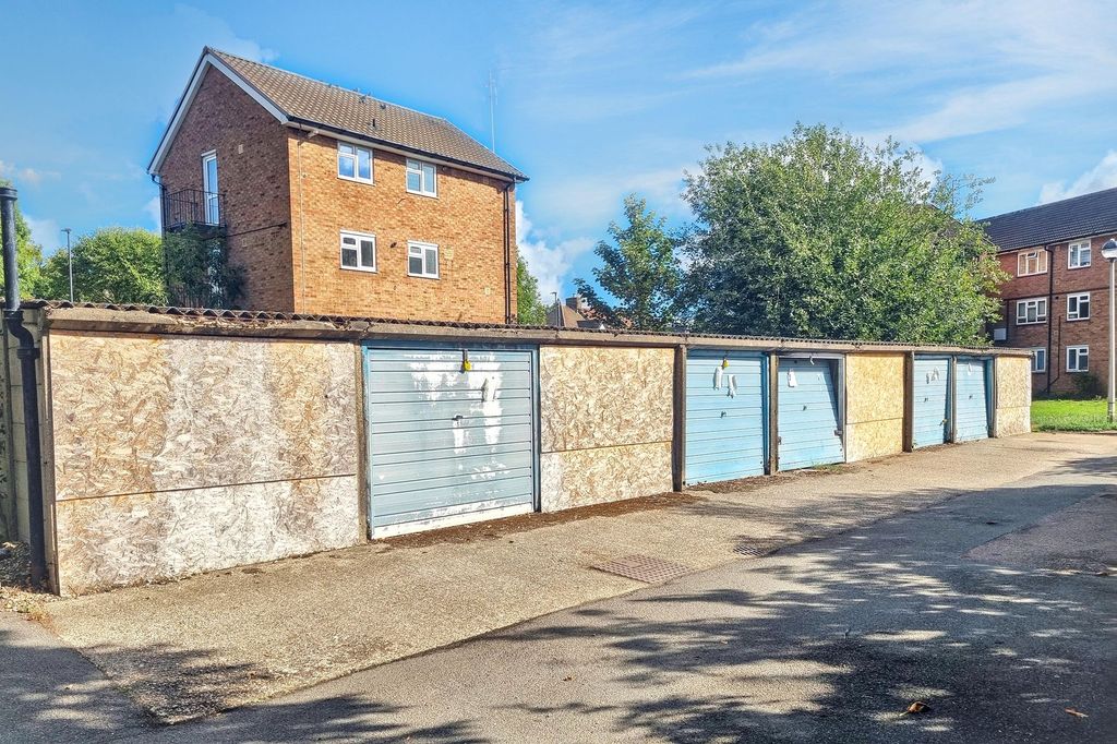 Property photo 2 of 10 Land And Garages At Seafield Road, London N11 2EU