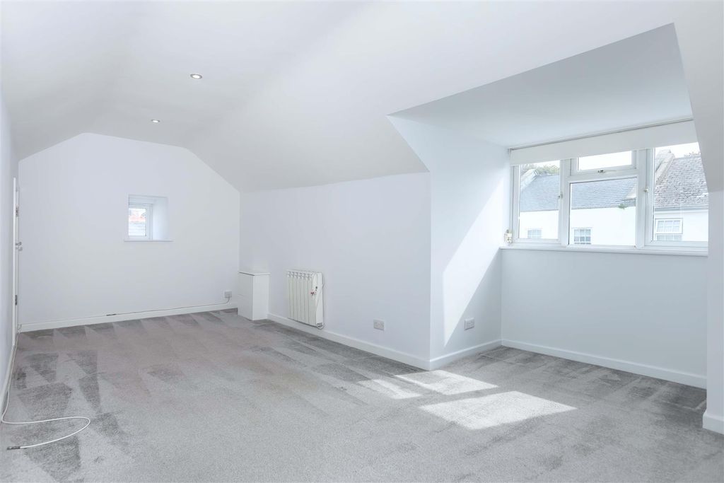 Property photo 2 of 6 Warwick Rd_2.Jpg