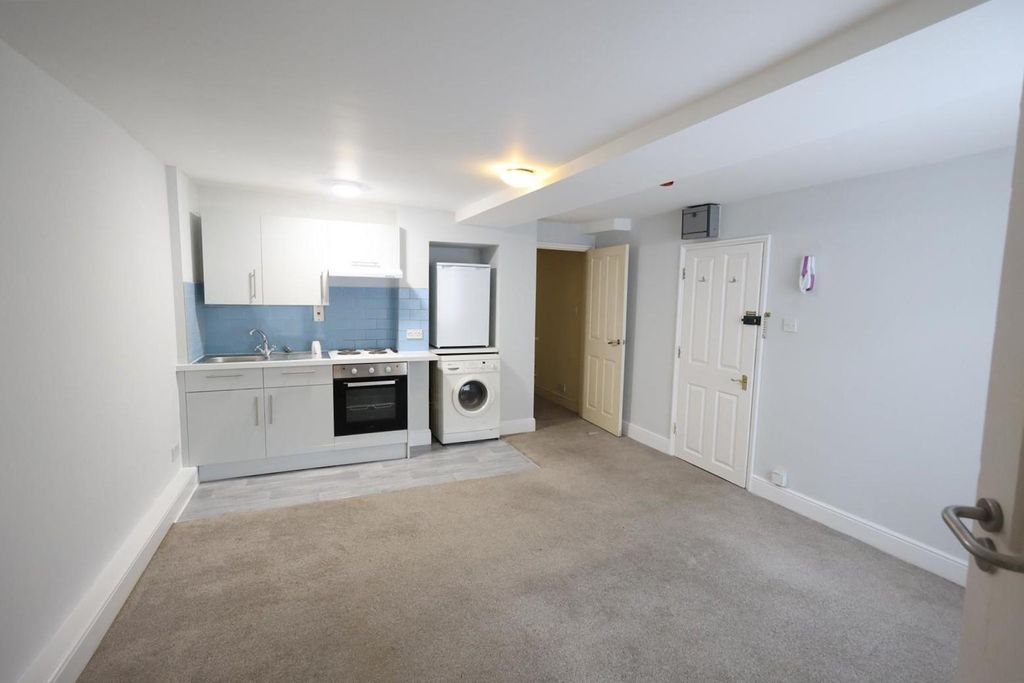 Property photo 1 of 7 Reception/Kitchen