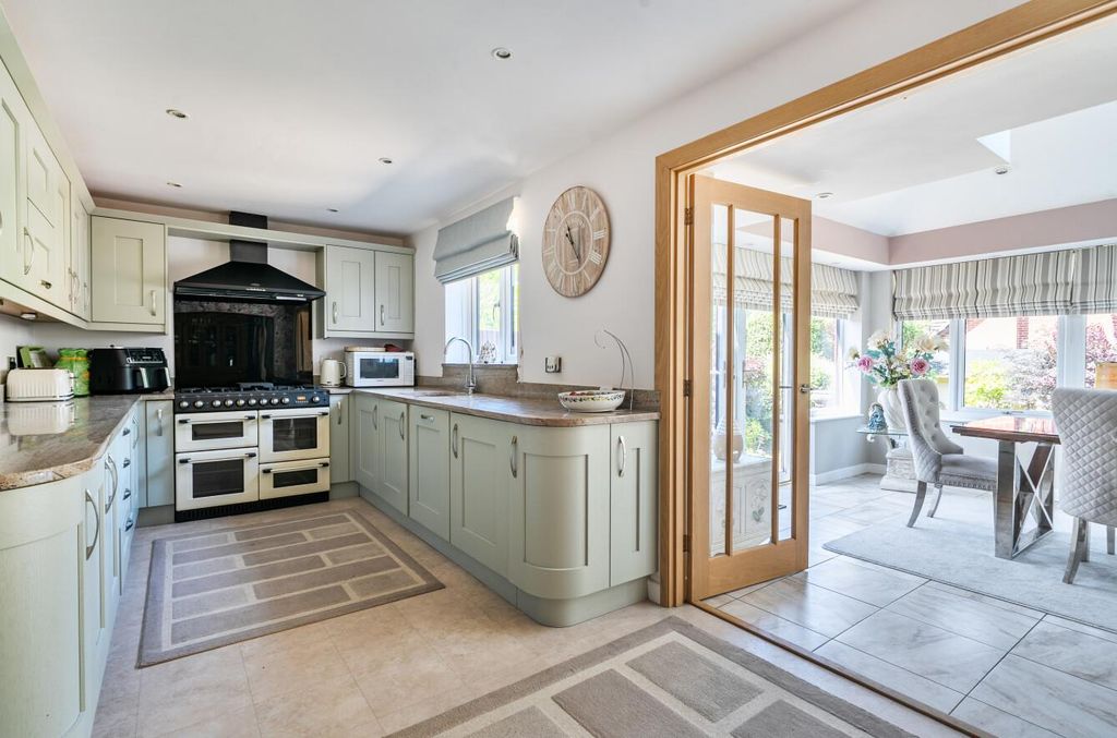 Property photo 2 of 18 Ashbridge Rise 5 (9).Jpg