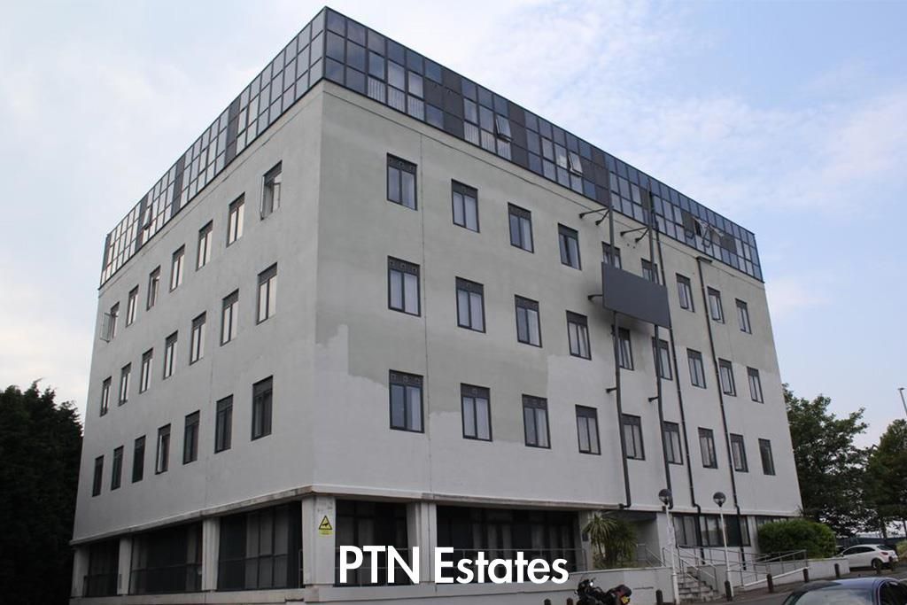 Property photo 2 of 8 Fe Light .Jpg