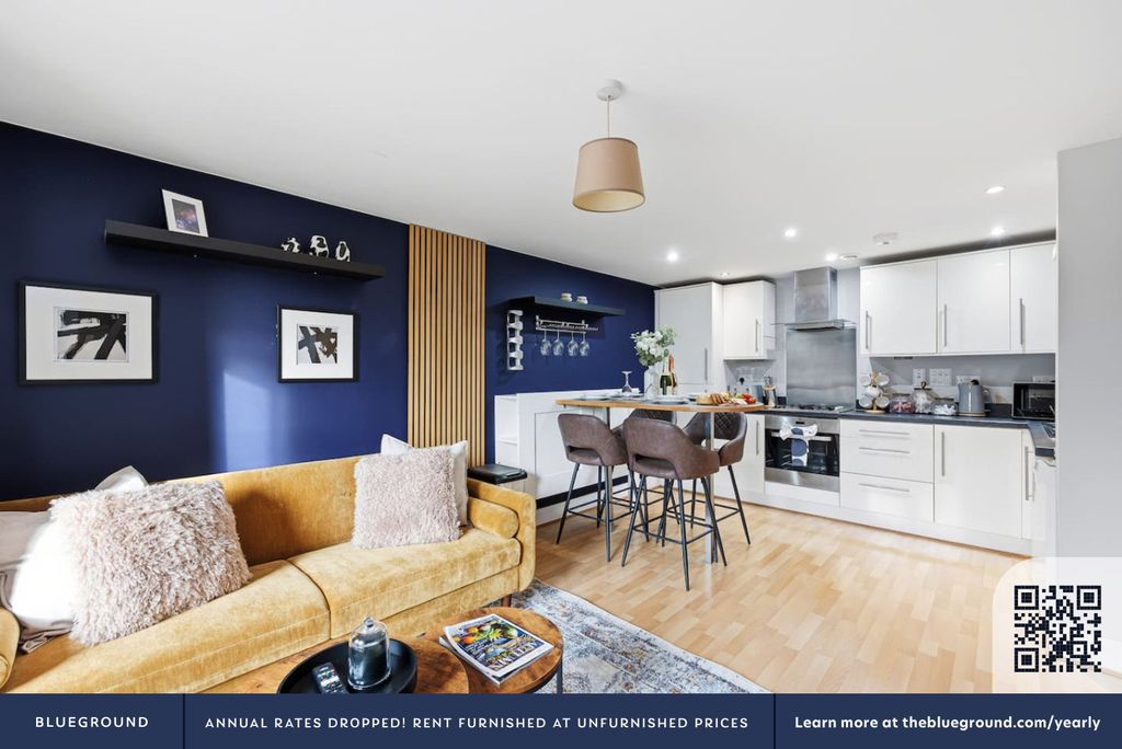 Property photo 3 of 32 Living Room