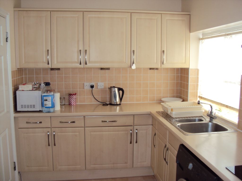 Property photo 3 of 8 Kitchen