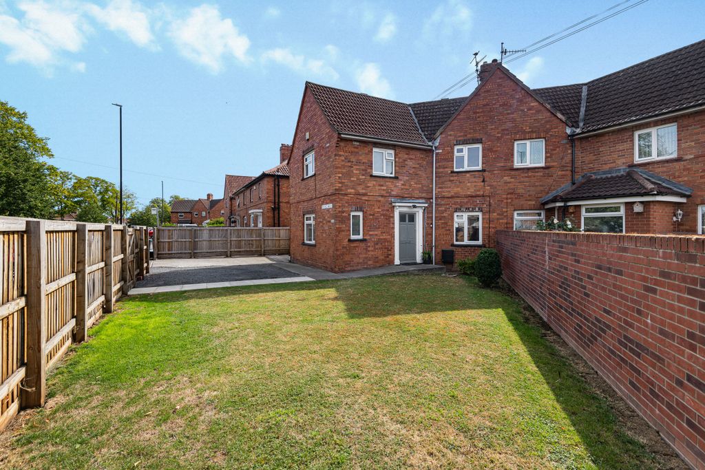 Property photo 1 of 28 Broadwalk Road