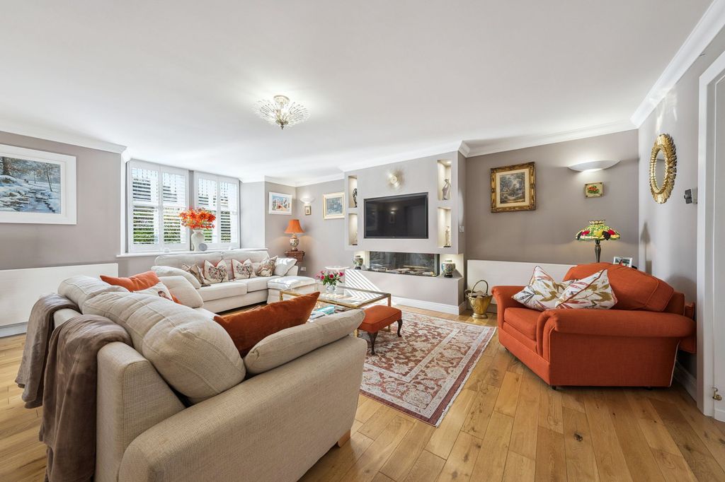 Property photo 2 of 28