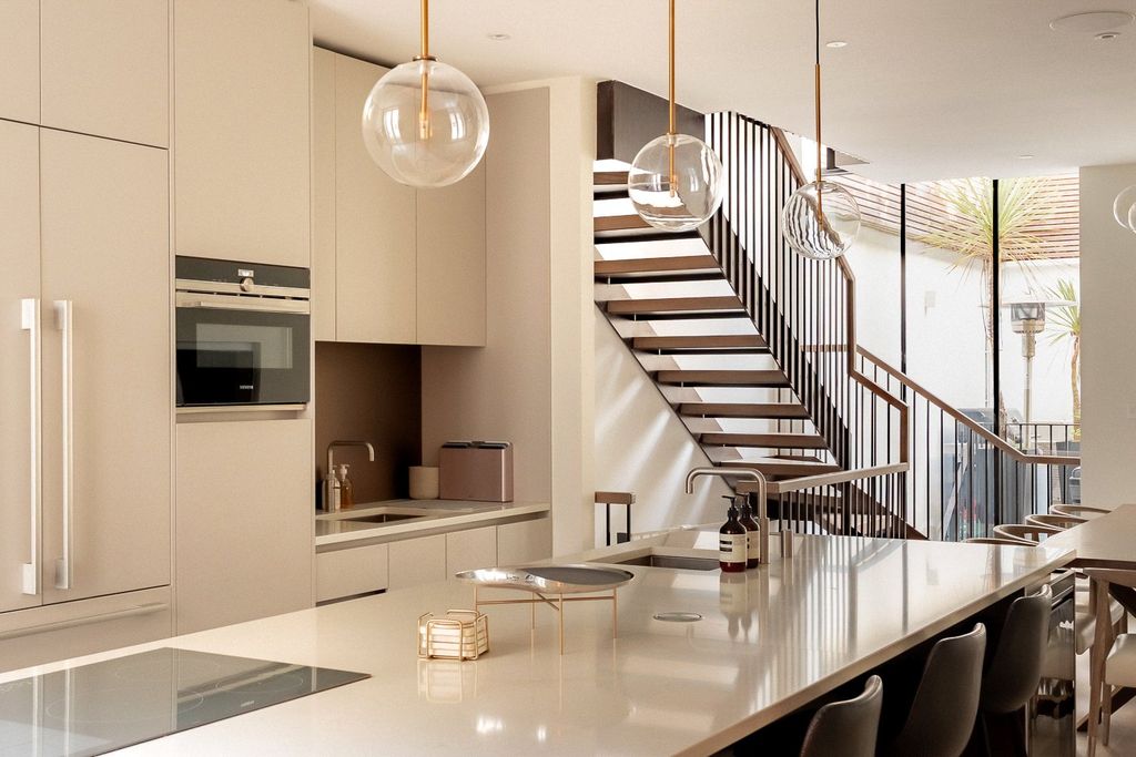 Property photo 3 of 18 Kitchen