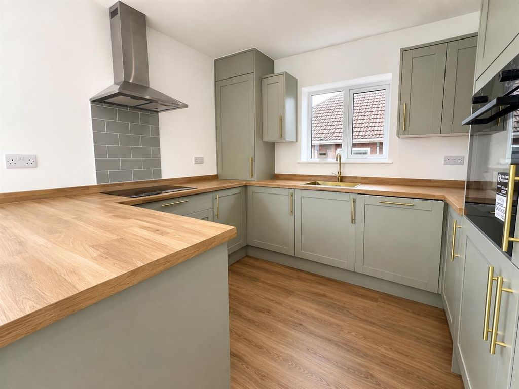 Property photo 3 of 9 Kitchen