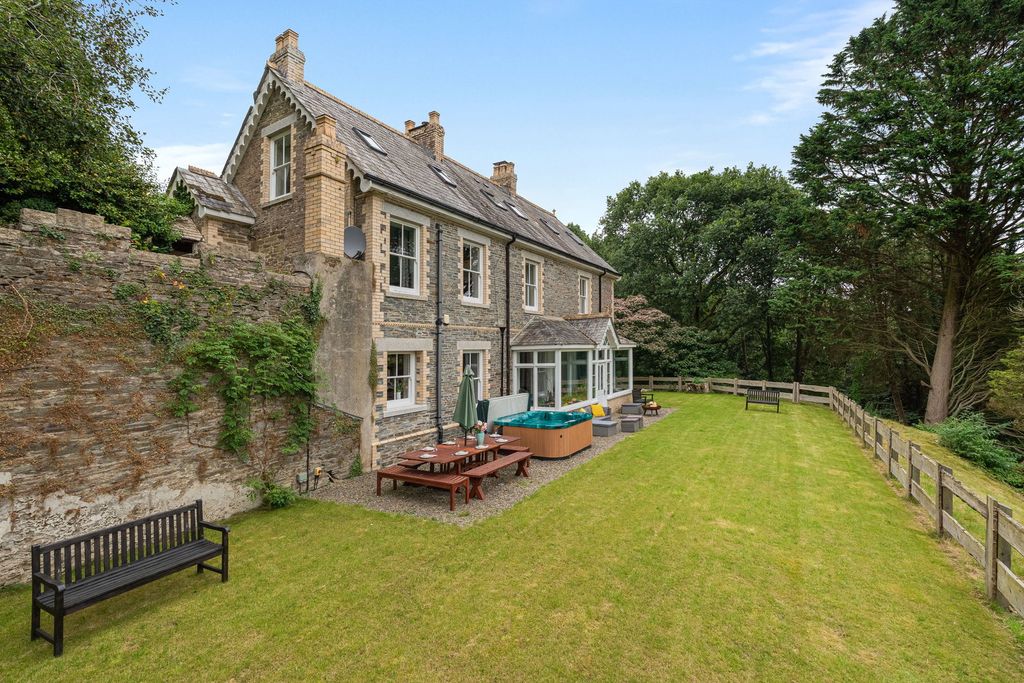 Property photo 1 of 43