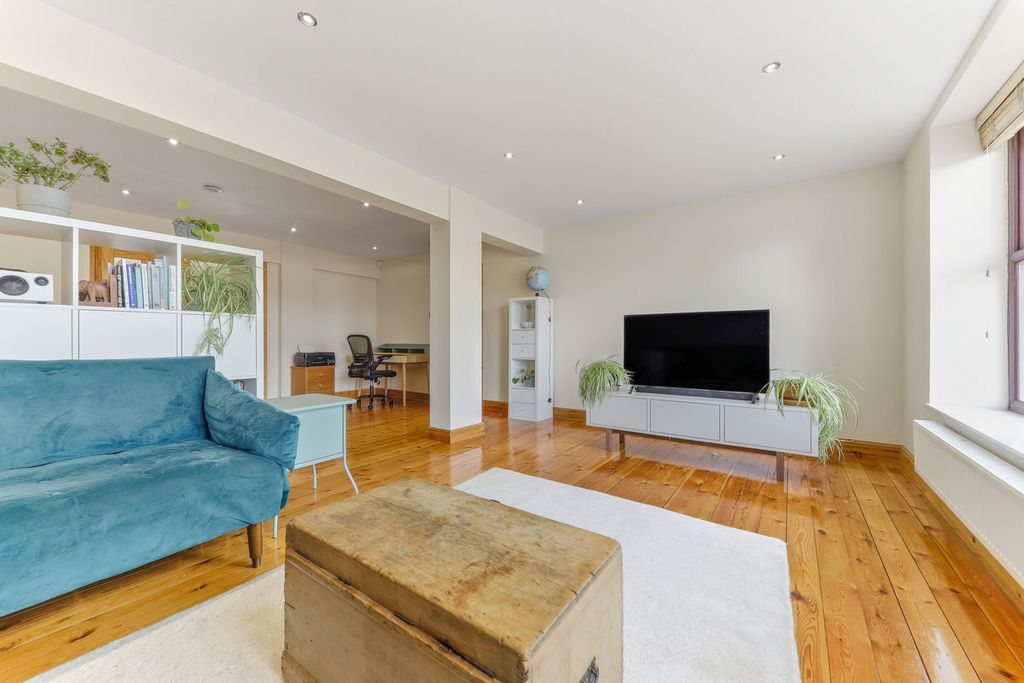 Property photo 2 of 30