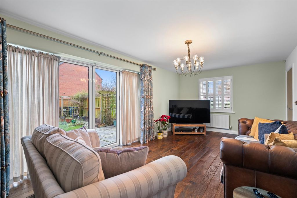 Property photo 3 of 22 8 Brackendale Close-11.Jpg