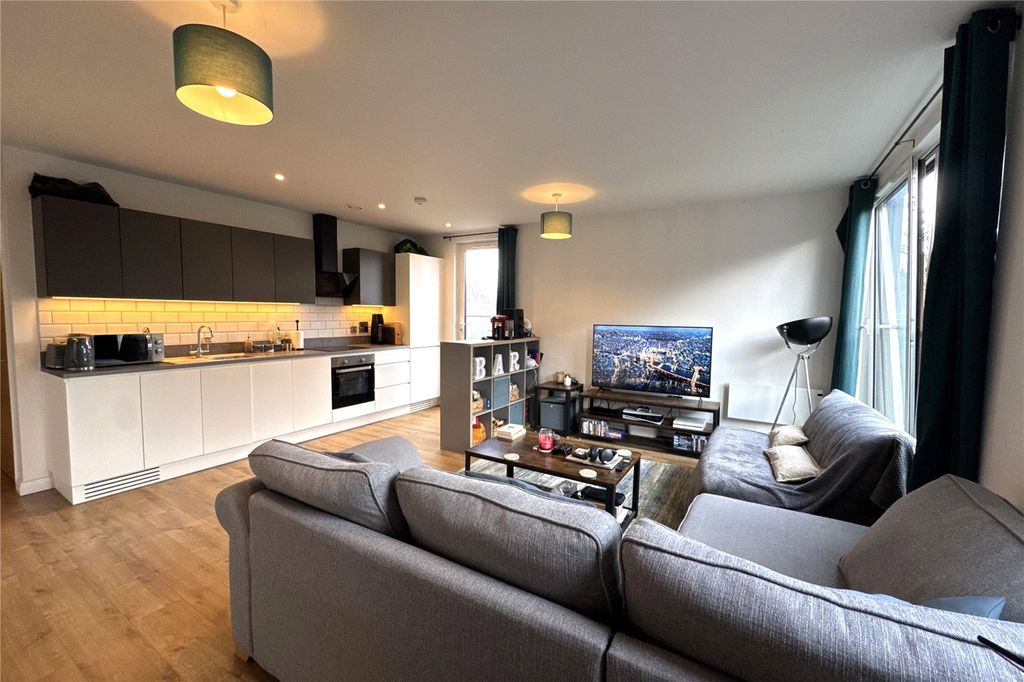 Additional image 4 of 2 bed flat for saleFarnborough Road, Farnborough, Hampshire GU14