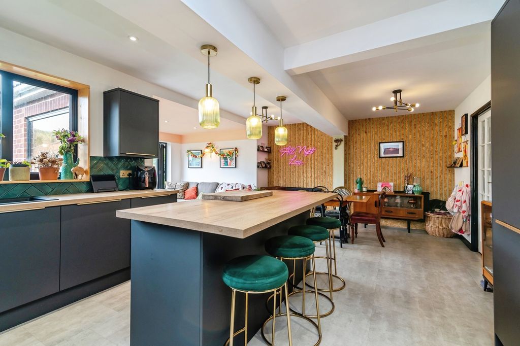 Property photo 2 of 23 Pbox-Img.Jpg