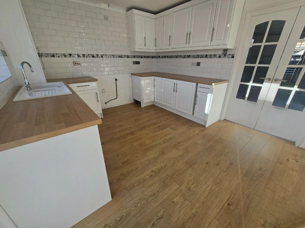 Property photo 3 of 14 Kitchen 1